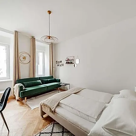 The 15\'S Apartments