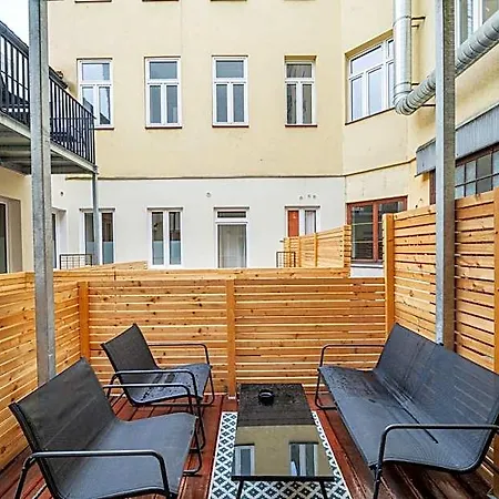 The 15\'S Apartments